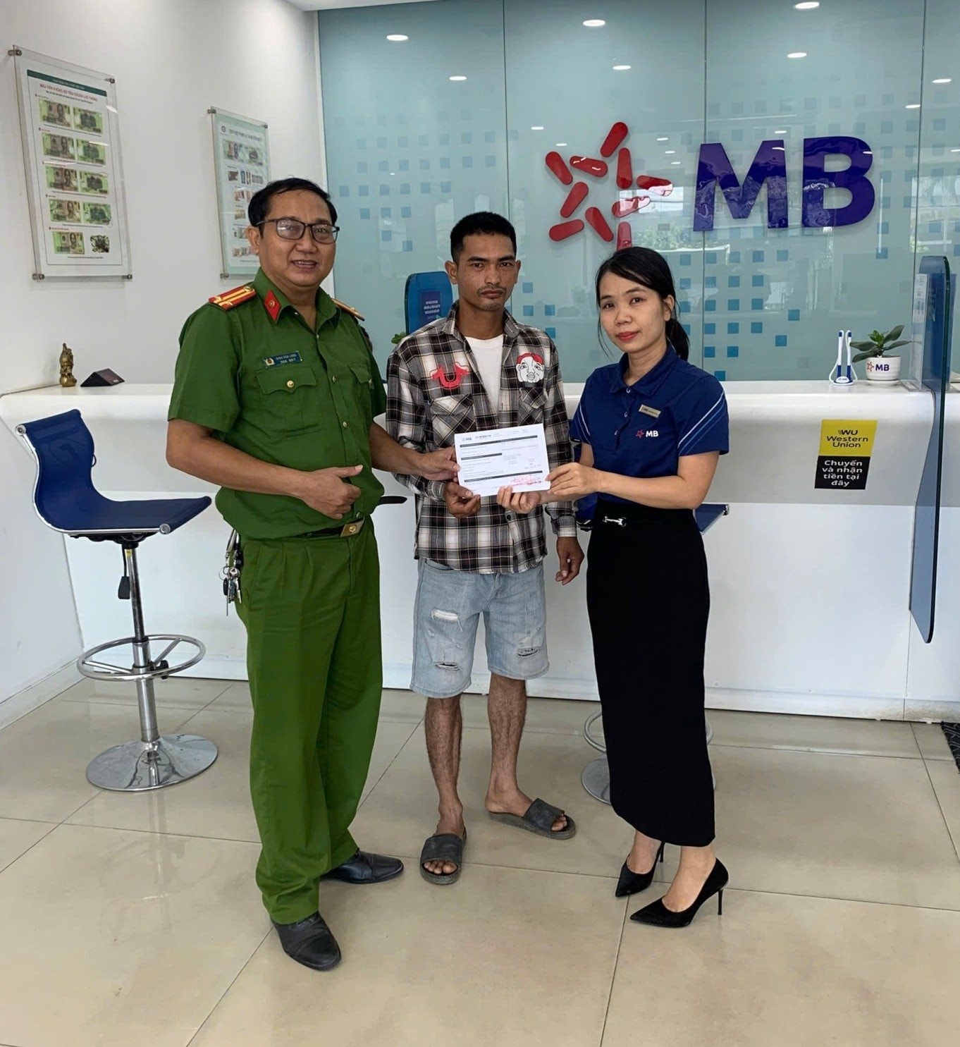 Người đàn ông lặn lội hơn 30km đường rừng, đến chi nhánh MB phối hợp xác minh giao dịch chuyển khoản 35,6 triệu đồng