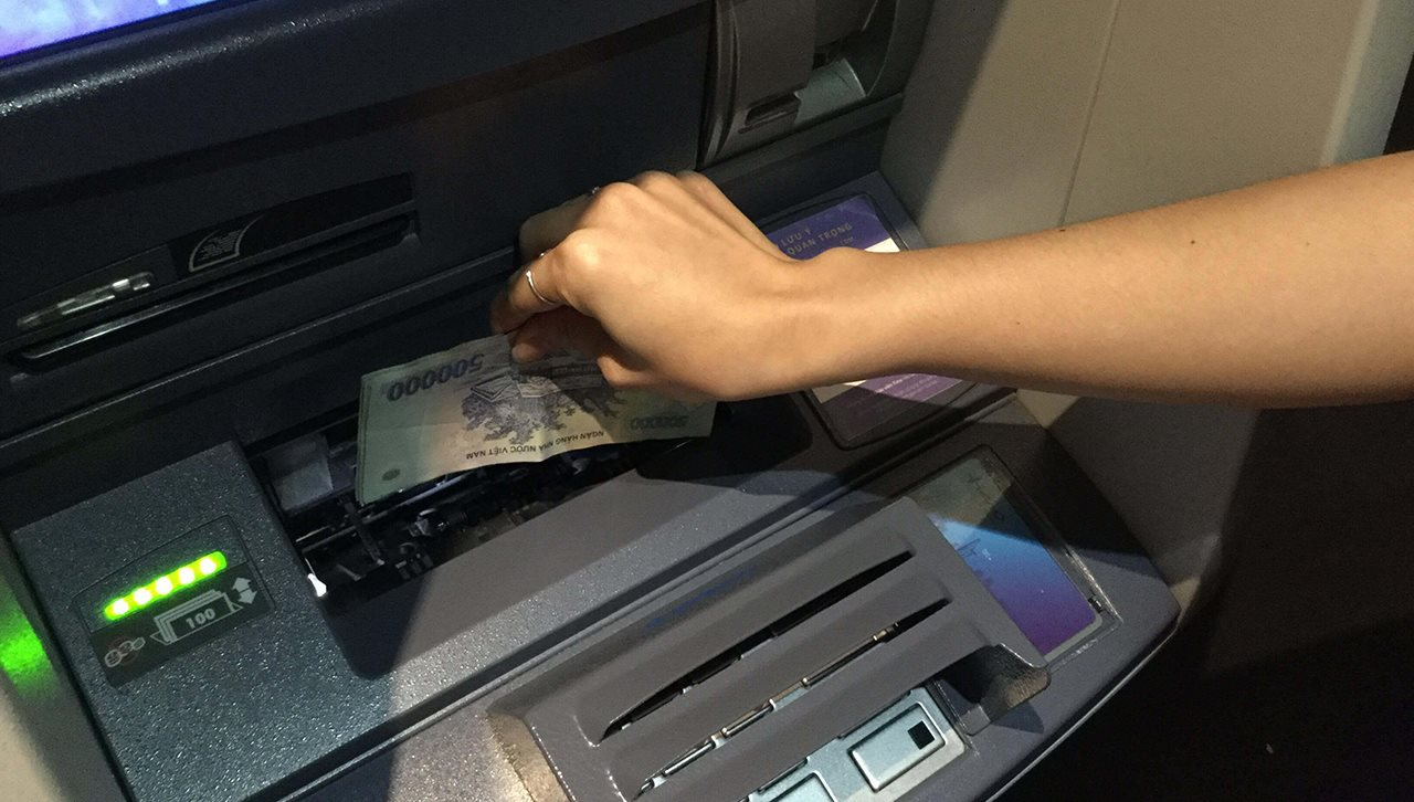 Phát hiện cọc tiền 9 triệu đồng nằm chỏng chơ trong hộc ATM của Ngân hàng MB