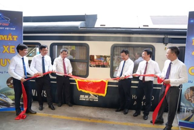 Lãnh đạo Tổng Công ty Đường sắt Việt Nam họp trên tàu công nghệ