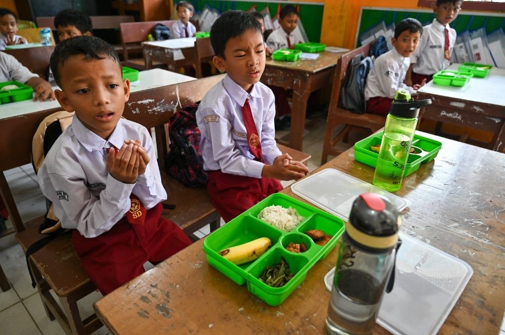Hơn 33.000 học sinh ngộ độc thực phẩm vì bữa ăn học đường, cơ quan thực thi khai khống chi phí, mua sắm vô tội vạ, tổng thống lập tức cách chức dàn lãnh đạo