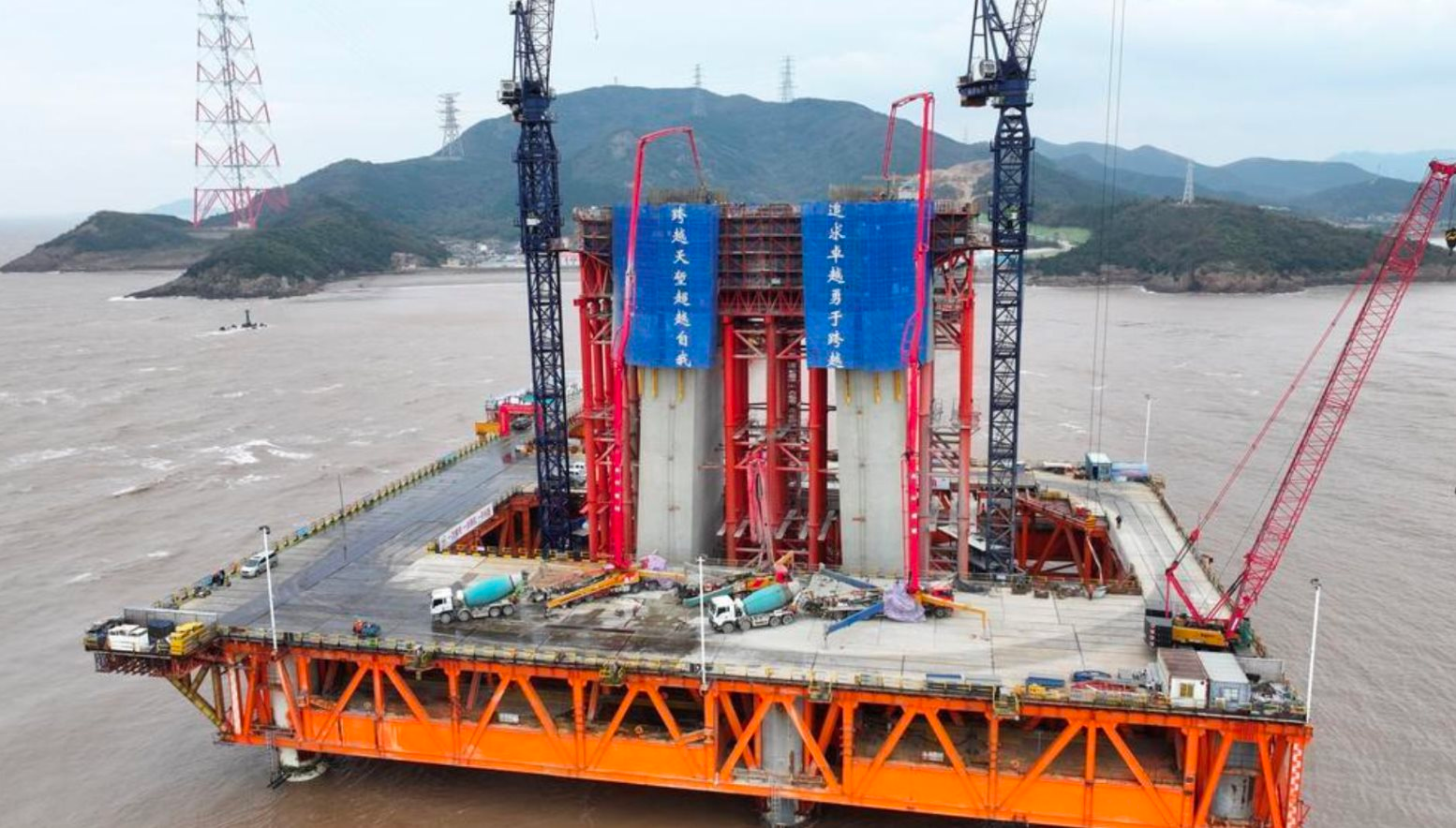 Phát hiện Trung Quốc cắm 18 cọc thép dài gần 90 mét ở giữa sông, ‘tháp’ cao bằng toà nhà 100 tầng sắp lộ diện