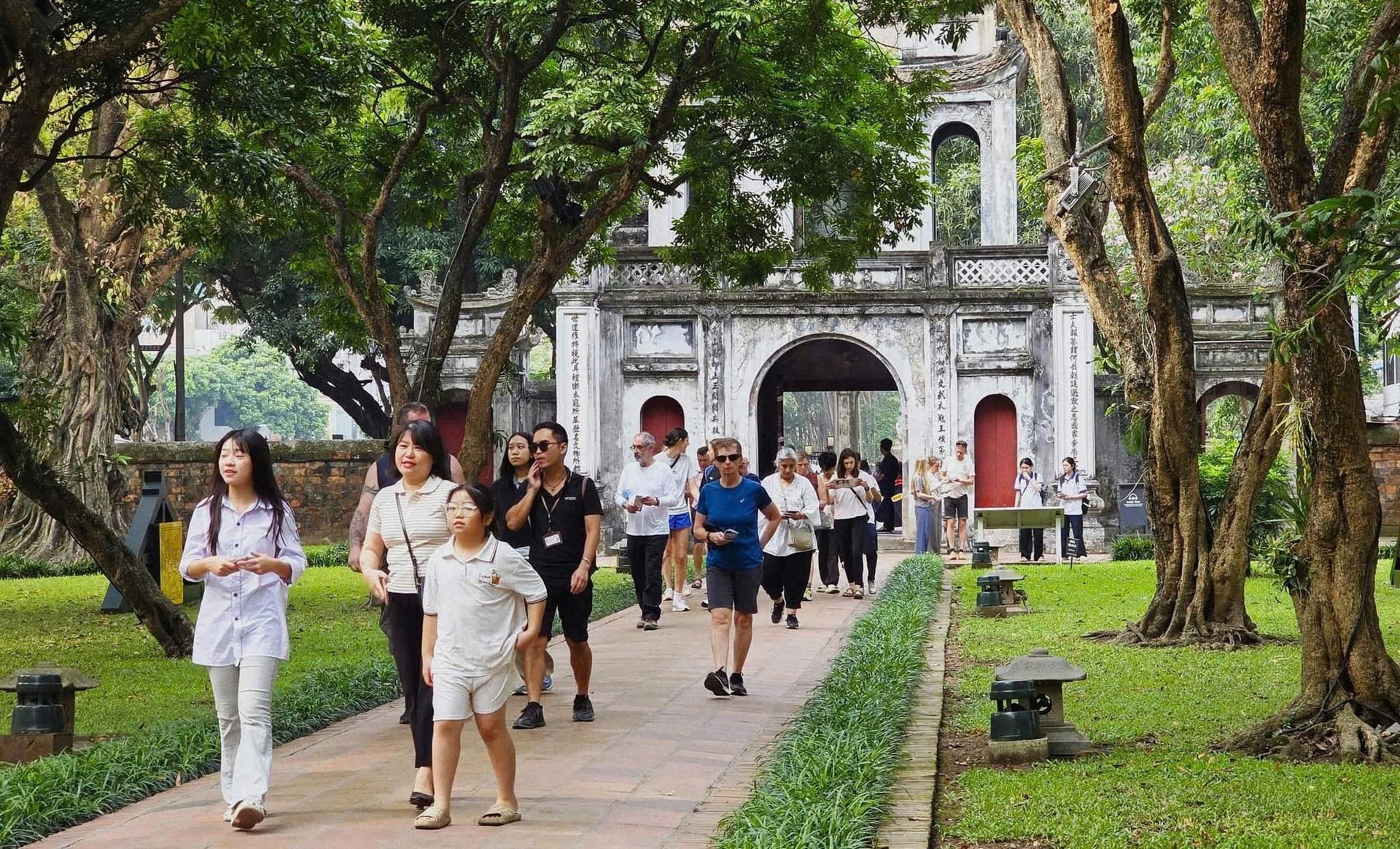 Tin cực vui: Ngay tháng sau, Hà Nội sẽ chi gần 2.000 tỷ đồng thực hiện một chính sách vượt trội, gần 9 triệu người dân Thủ đô trực tiếp hưởng lợi
