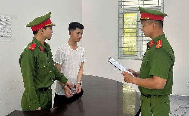 Thi hành lệnh bắt tạm giam quản lý kiêm thu ngân chiếm SN 1999 liên quan tới số tiền 881 triệu đồng của quán ăn