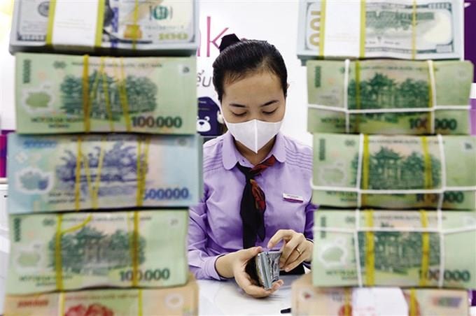 Vì sao lãi suất tiết kiệm tăng mạnh, ngân hàng vẫn khó huy động tiền gửi? 