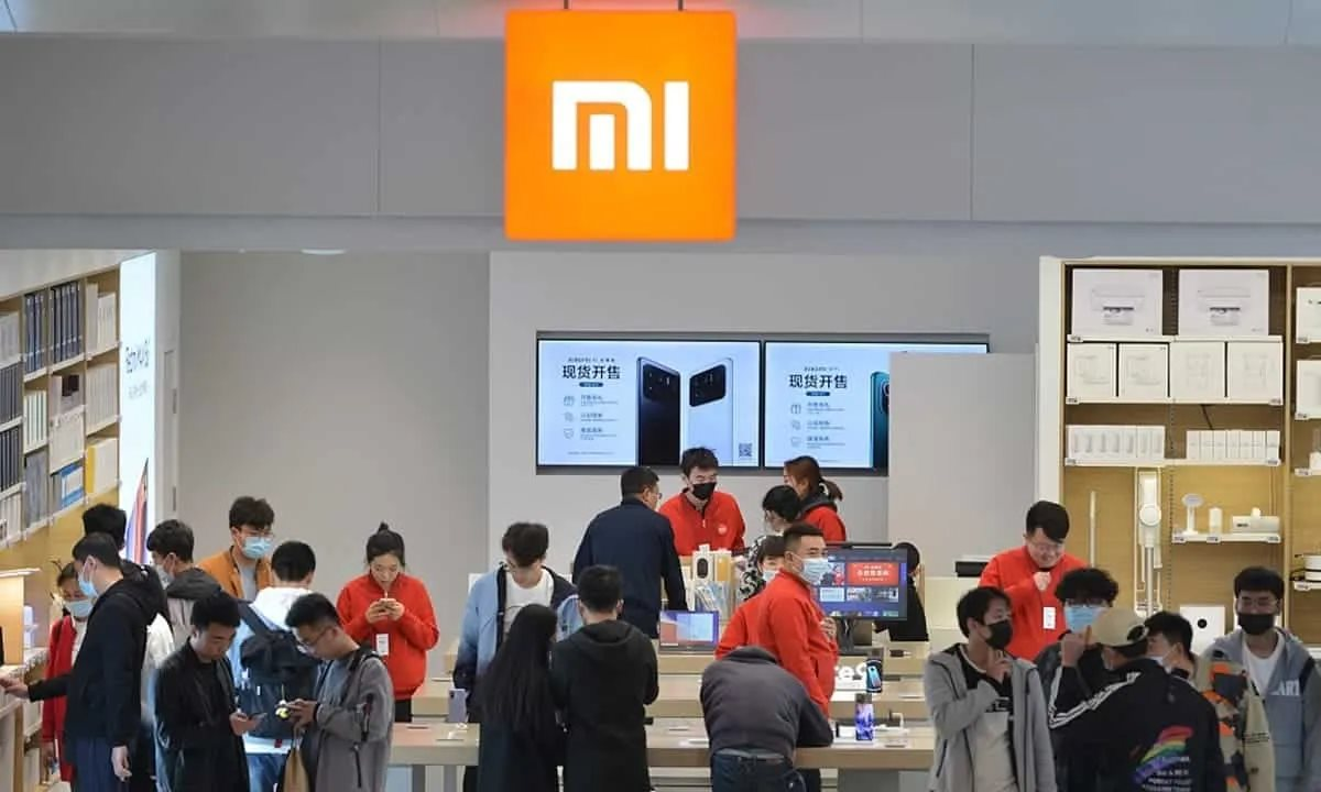 people-using-xiaomi-phones.png