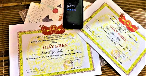 Lời khuyên cho những phụ huynh hay đăng giấy khen, bảng điểm của con lên mạng xã hội