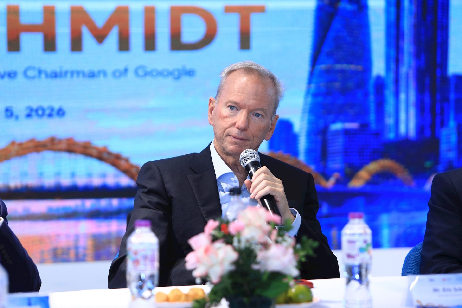 Sang Việt Nam, nguyên Chủ tịch Tập đoàn Google Eric Schmidt "hé lộ" loạt kế hoạch, chỉ ra "kho báu" sẽ giúp Việt Nam dẫn đầu về AI trong tương lai