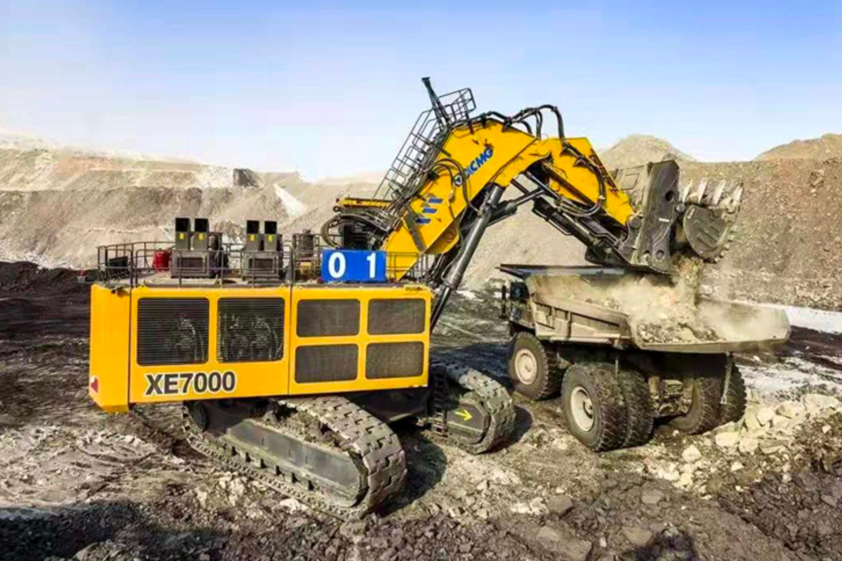 Phát hiện máy xúc Trung Quốc nặng 700 tấn, mỗi lần 'hạ tay' lấy được 60 tấn đất đá, đang liên tục đào bới, làm việc 18 tiếng không nghỉ