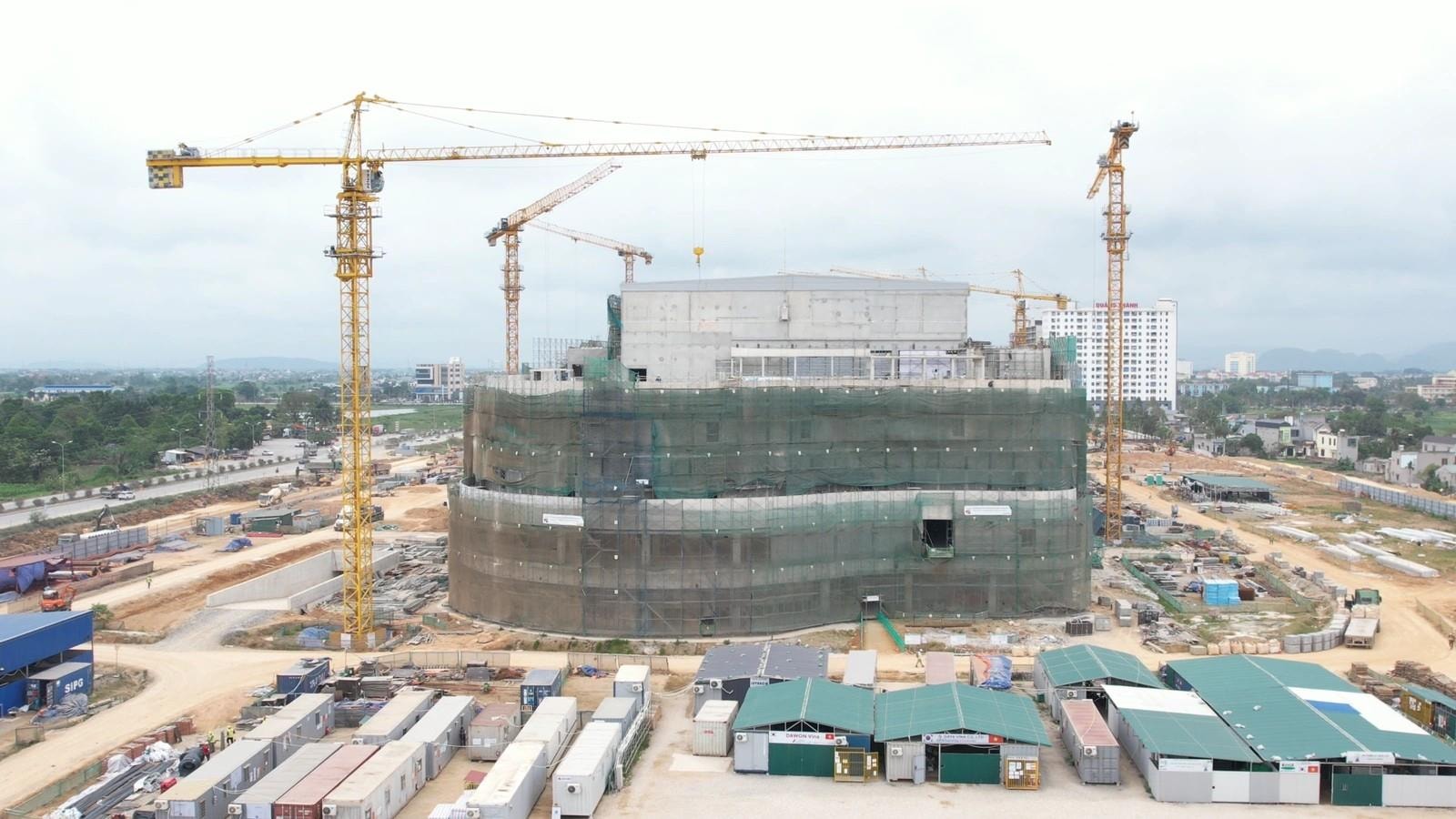 Hàng trăm kỹ sư, công nhân cùng nhiều thiết bị hiện đại tăng tốc triển khai trung tâm thương mại Aeon Mall quy mô lớn nhất Việt Nam, sẽ đi vào hoạt động trong vài tháng nữa