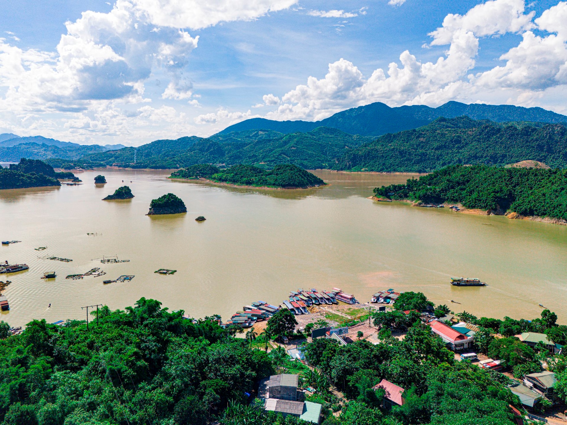 Hồ nước nhân tạo lớn nhất Việt Nam dài lên đến 230 km, có công trình lớn nhất Đông Nam Á thế kỷ 20...được quy hoạch khu du lịch 52.200ha, được ông lớn SunGroup "để mắt" đến
