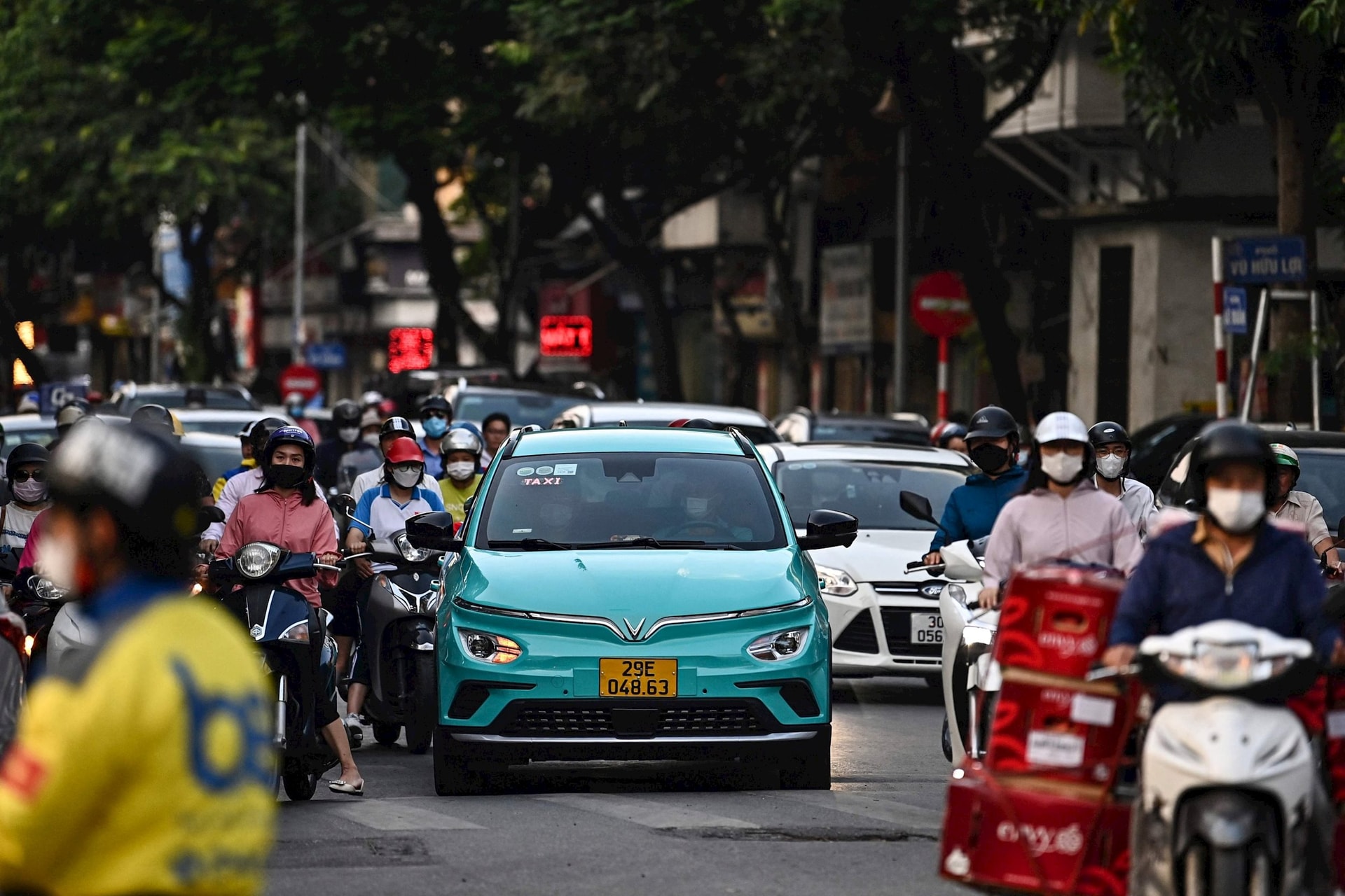 Không đâu “sướng” như Việt Nam: Xe điện giá rẻ ai cũng mua được - Ở nước giàu có này, xe đã đắt còn chẳng có mà mua