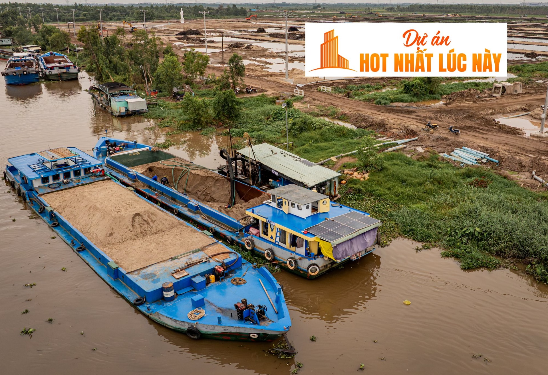 Xà lan kín mặt kênh, máy móc đầy mặt đất, môi giới vây xung quanh dự án 59.000 tỷ, hot bậc nhất TP.HCM của Vinhomes