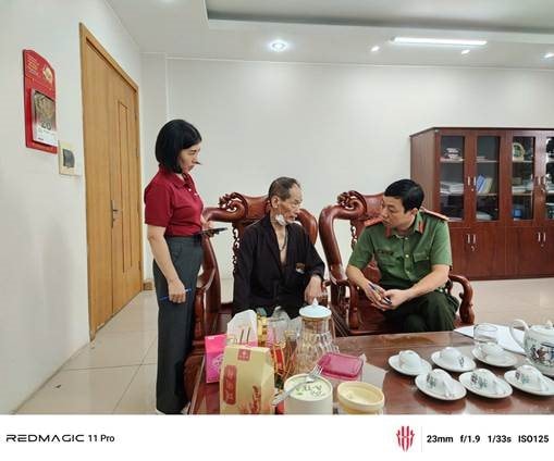 Đúng ngày giá vàng rớt mạnh, cụ ông mang 1,2 cây vàng cùng 50 triệu đến Agribank giao dịch: Công an mời làm việc gấp