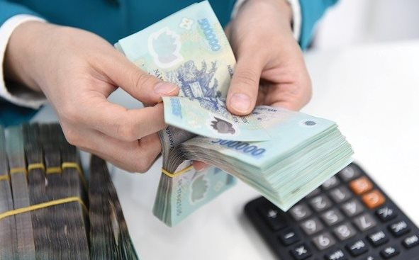 Cổ phiếu đang bị cảnh báo, một doanh nghiệp vẫn chia tiền mặt và thưởng cổ phiếu cho cổ đông