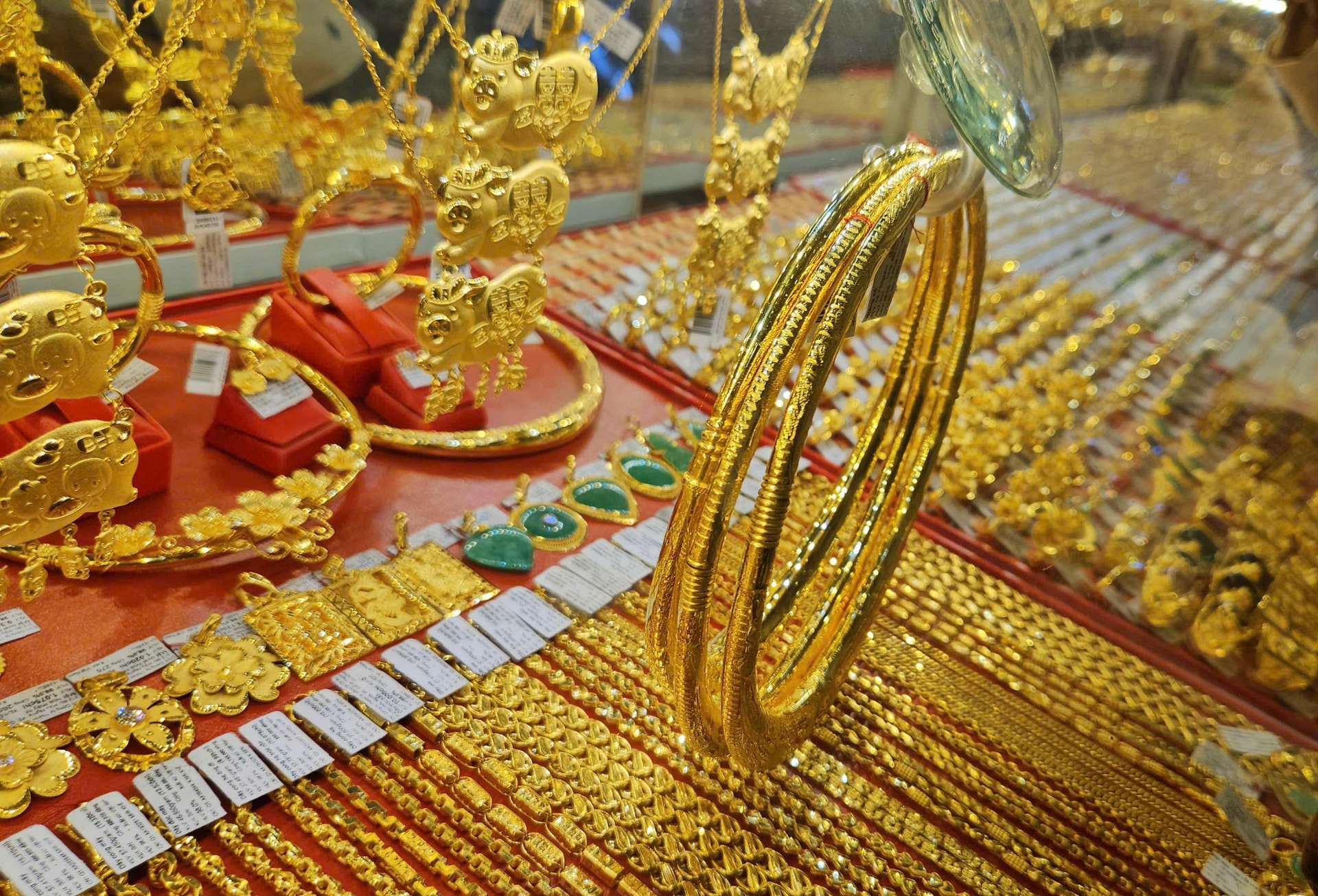 Tối ngày 10/6, giá vàng lao dốc mạnh 