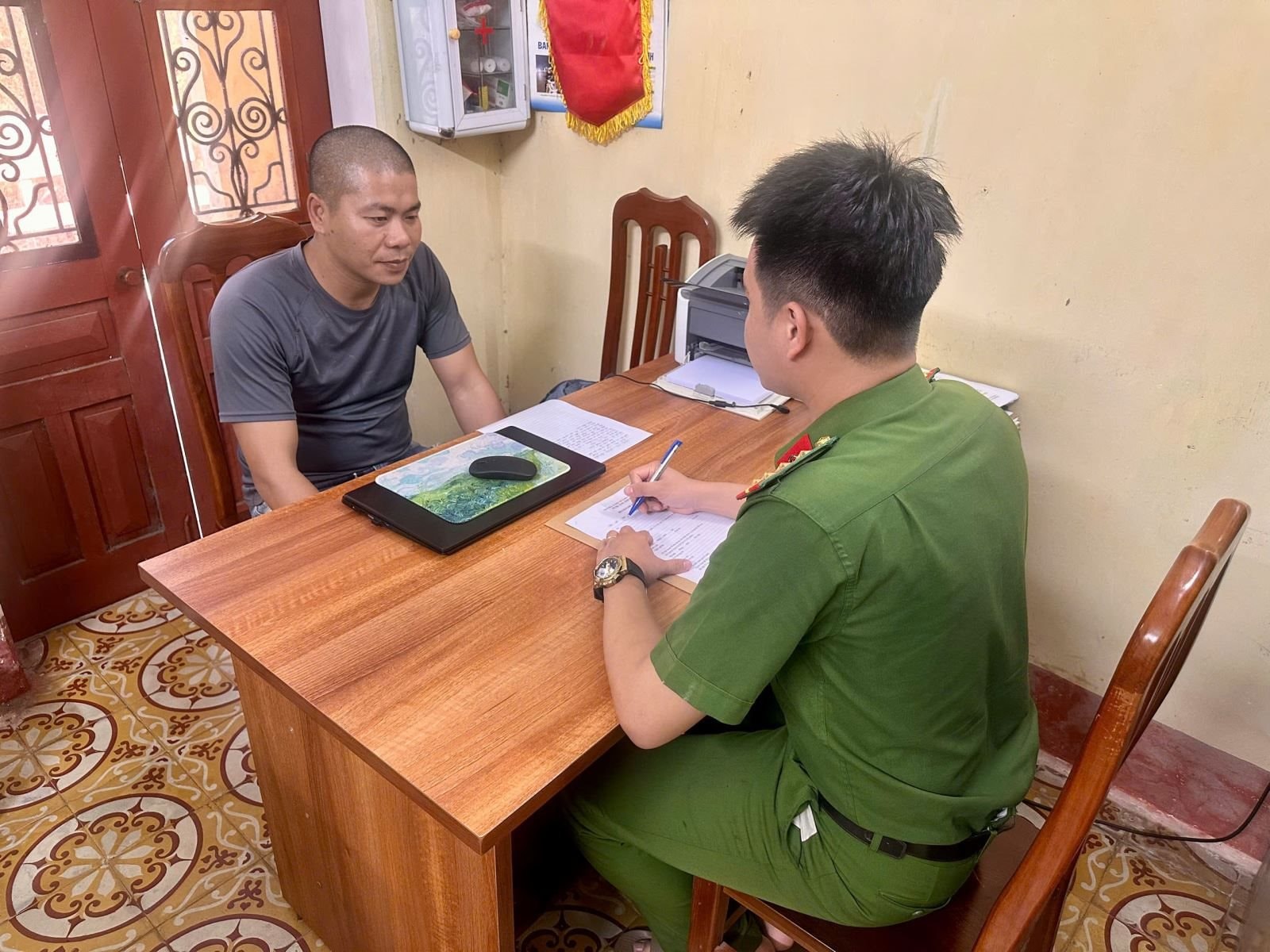 Công an kiểm tra các giao dịch nạp tiền vào tài khoản từ 50.000 đồng: Một người đàn ông phải lên làm việc