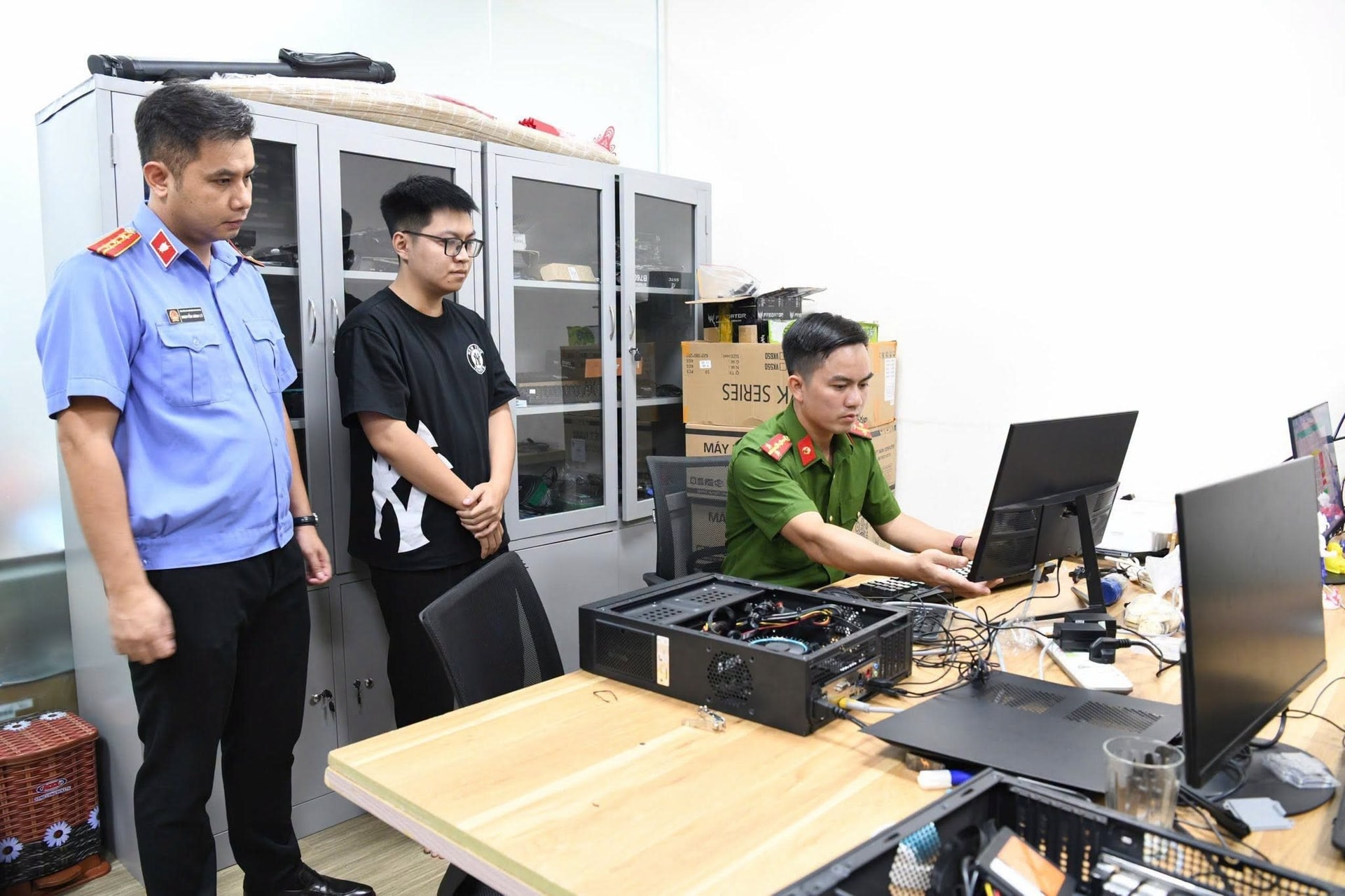 Khởi tố vụ án đầu tiên liên quan phần mềm lậu: Hàng trăm máy tính cài Windows, Office kích hoạt trái phép bị phát hiện