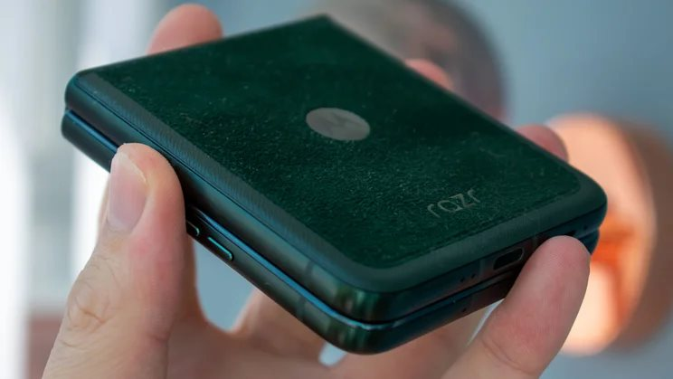 “Điện thoại nắp gập” kinh điển được Motorola mang trở lại Việt Nam, rất đáng sở hữu lúc này