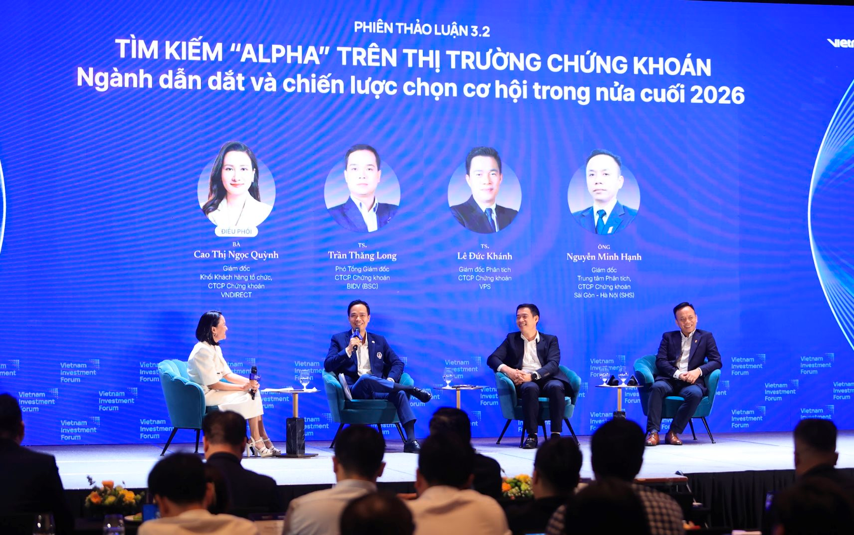 Nhóm ngành nào có thể "hút tiền" trở lại trong 6-12 tháng tới? 
