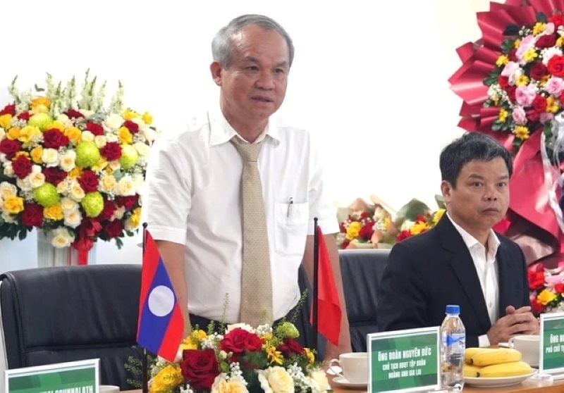 Bầu Đức đưa thương hiệu HAGL vào bóng đá Lào sau thỏa thuận 5.000 ha cà phê