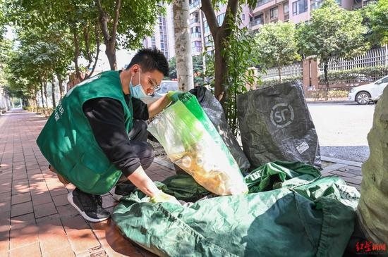 Phát hiện 1 chuyên viên phân tích tài chính bỏ việc kiếm hơn 77 triệu đồng/tháng nhờ thu mua phế liệu