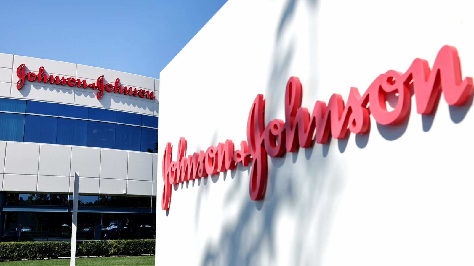 Sau đột phá giúp bệnh nhân ung thư sống lâu gần gấp đôi, Johnson & Johnson chi 1 tỷ USD săn công nghệ từng bị xem là “bất khả xâm phạm"