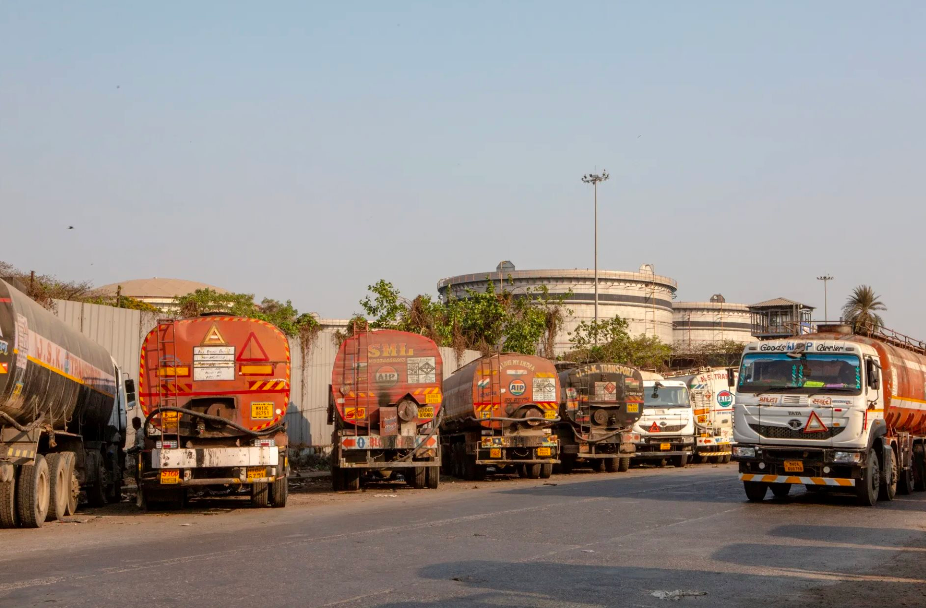 Nền kinh tế top đầu thế giới bất ngờ siết mua dầu diesel, mỗi người chỉ được 200 lít/ngày, bật 'chế độ' khủng hoảng