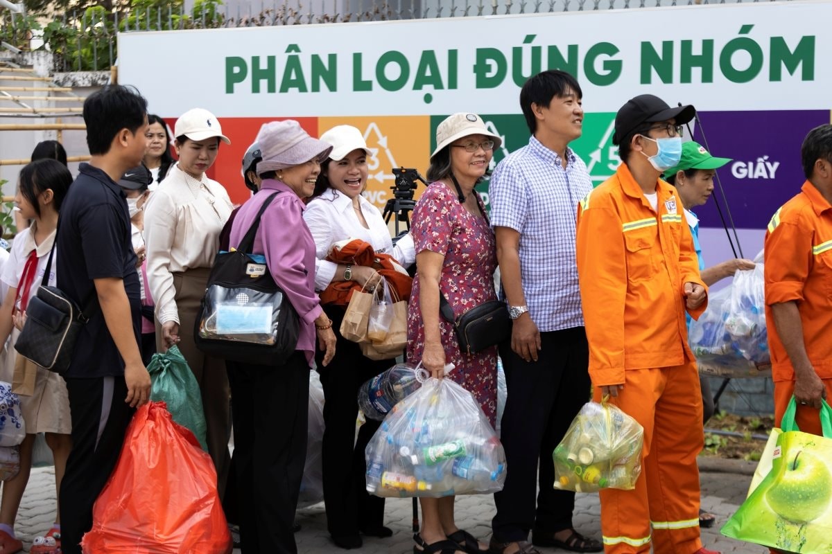 Một “ông lớn” hàng tiêu dùng cắt giảm 1.400 tấn nhựa nguyên sinh mỗi năm, đưa công nghệ vào thu hồi rác tái chế tại TP.HCM