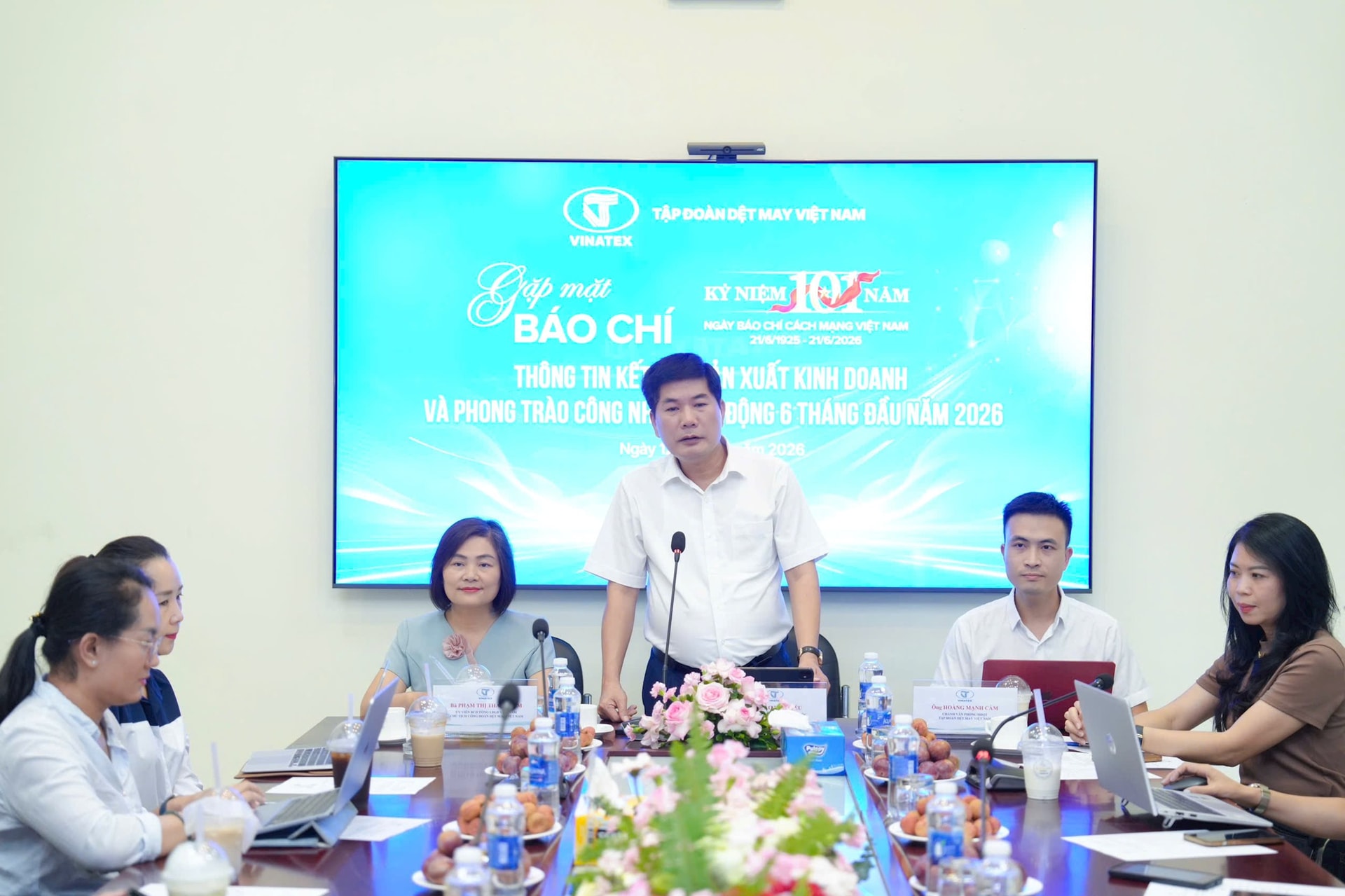 Tập đoàn Dệt May Việt Nam ước lãi 763 tỷ đồng, tăng 14% trong 6 tháng đầu năm, đơn hàng đang chậm lại chờ câu chuyện thuế quan của Mỹ
