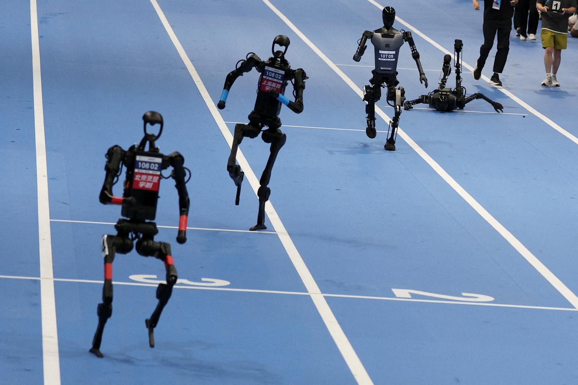 Vì sao Trung Quốc cứ cho robot hình người nhào lộn, múa côn, chạy marathon dù suốt ngày ngã chổng vó?