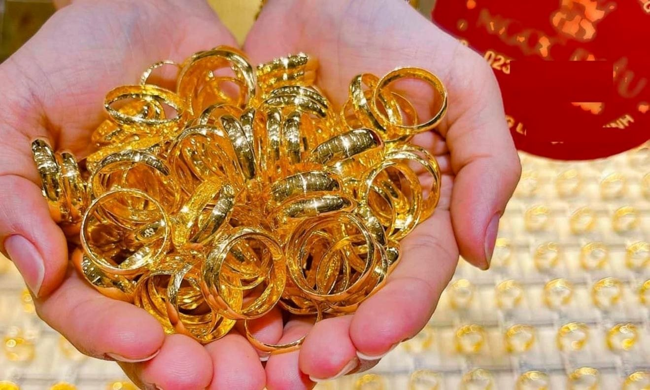 Đảo chiều, giá vàng tiếp tục đi lên: Nhiều người lãi đậm trong cảm giác ngỡ ngàng