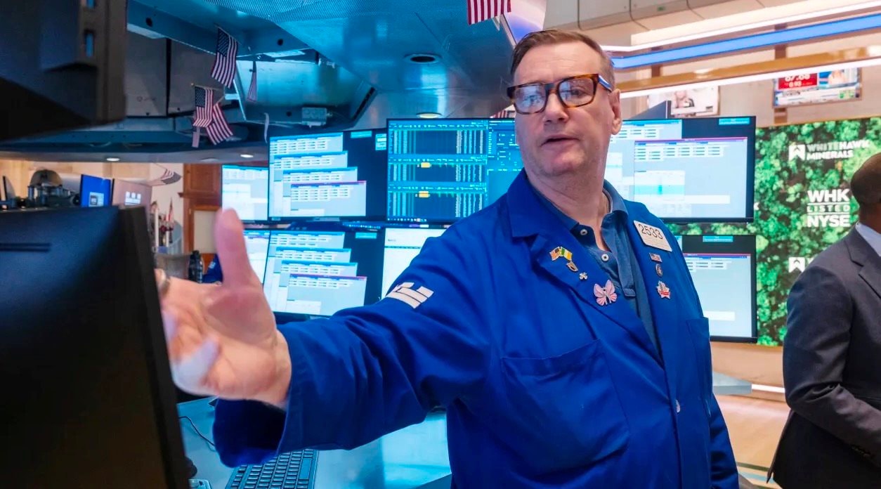 Chứng khoán Mỹ xanh rực rỡ, Dow Jones phá đỉnh mọi thời đại khi tăng vọt 500 điểm, giá dầu thủng mốc 80 USD/thùng
