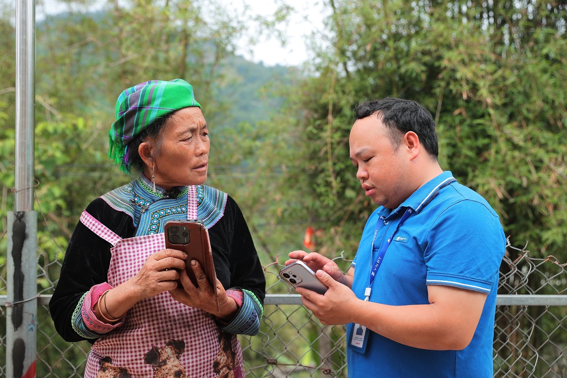 nhan-vien-vinaphone-den-tung-thon-ban-phuc-vu-khach-xac-thuc-thong-tin-thue-bao..jpg