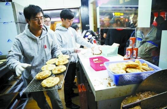 Phát hiện 3 kỹ sư trẻ bỏ việc lương cao, kiếm hơn 39 triệu đồng/ngày nhờ đi bán bánh mì kẹp thịt