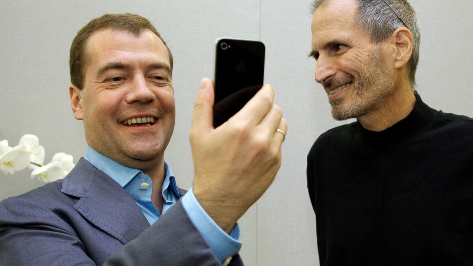 gty_medvedev_steve_jobs_ml_150521_16x9_1600.jpg