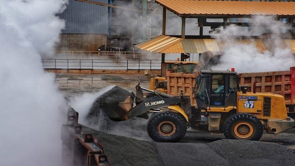 Điều động xe cẩu, máy xúc rầm rộ khai khác ‘kho báu’ lớn nhất thế giới, Trung Quốc bất ngờ ra cảnh báo rắn khi nước láng giềng ‘ngáng chân’