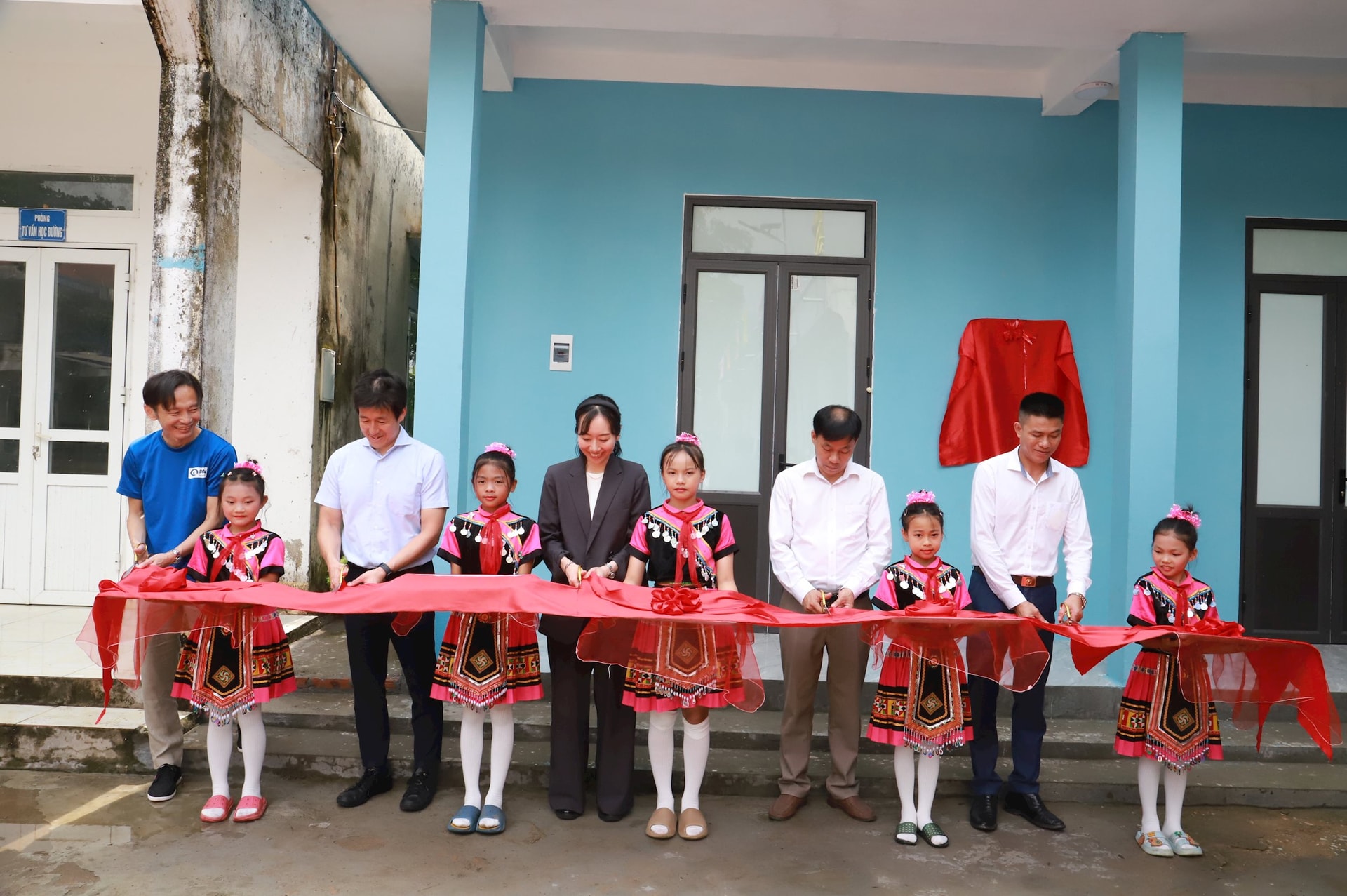 dai-dien-bgh-nha-truong-chinh-quyen-dia-phuong-tap-doan-morinaga-milk-va-to-chuc-plan-international-cung-cat-bang-khanh-thanh.jpg