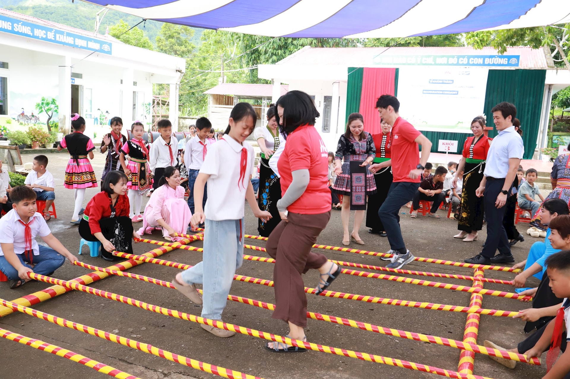 morinaga-milk-cung-cac-em-hoc-sinh-tham-gia-hoat-dong-tai-truong-2-1-.jpg