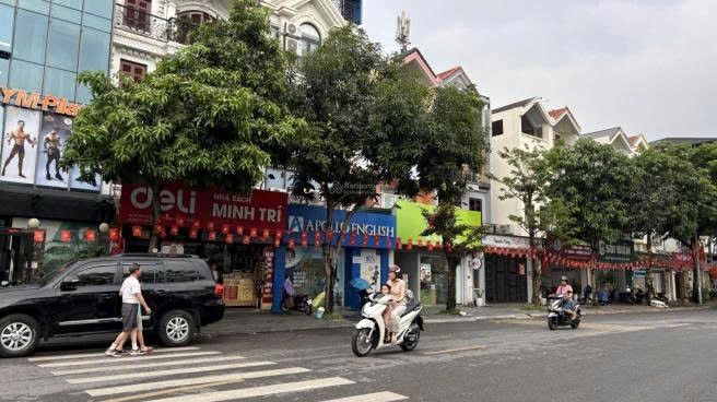 Công an Hà Nội ập vào một ngôi nhà trên phố Đức Giang