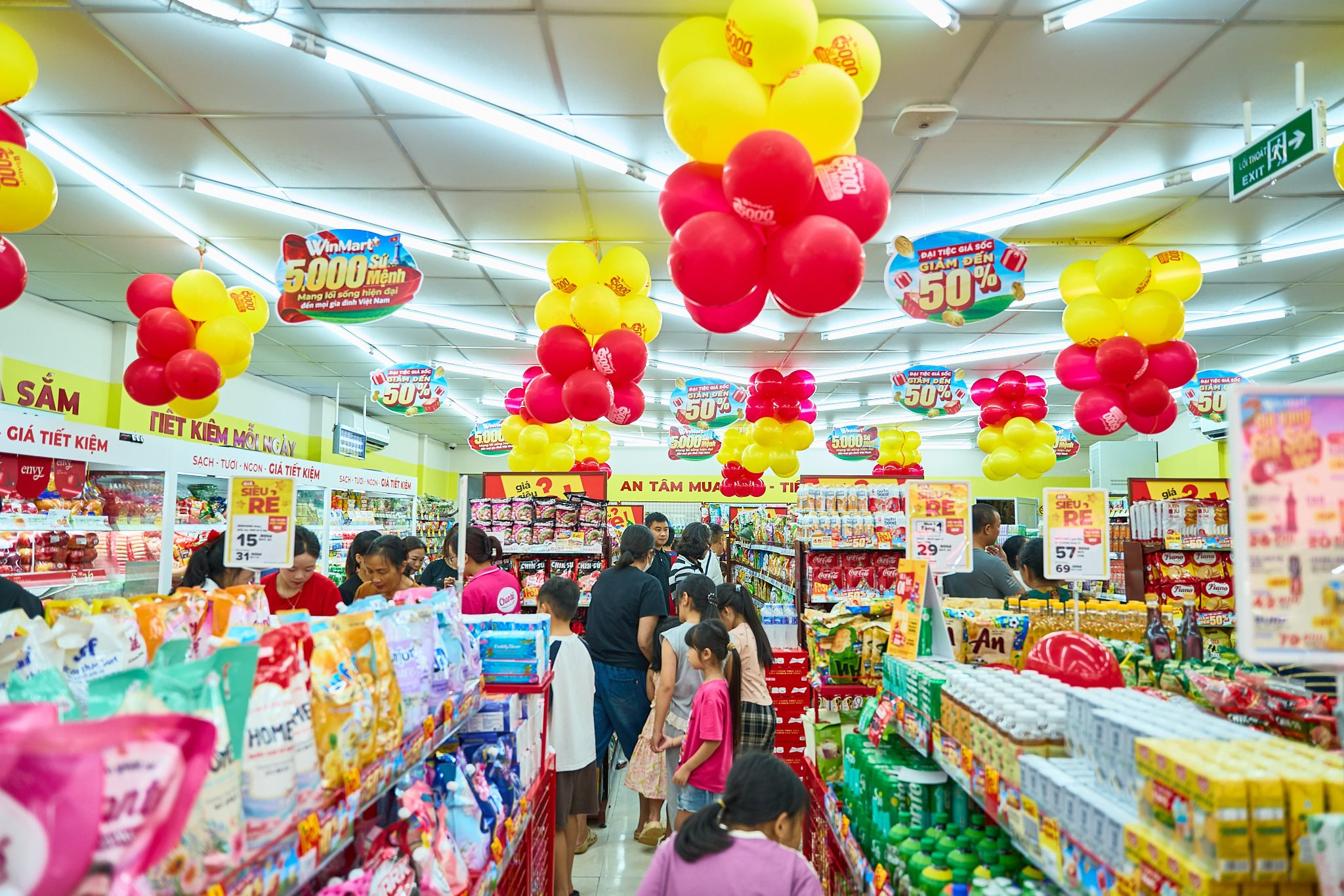 ba-con-meo-vac-hoa-minh-vao-chuoi-hoat-dong-dac-sac-hao-hung-mua-sam-san-gio-vang-gia-soc-voi-hon-500-uu-dai-hap-dan-tai-winmart-meo-vac.jpg