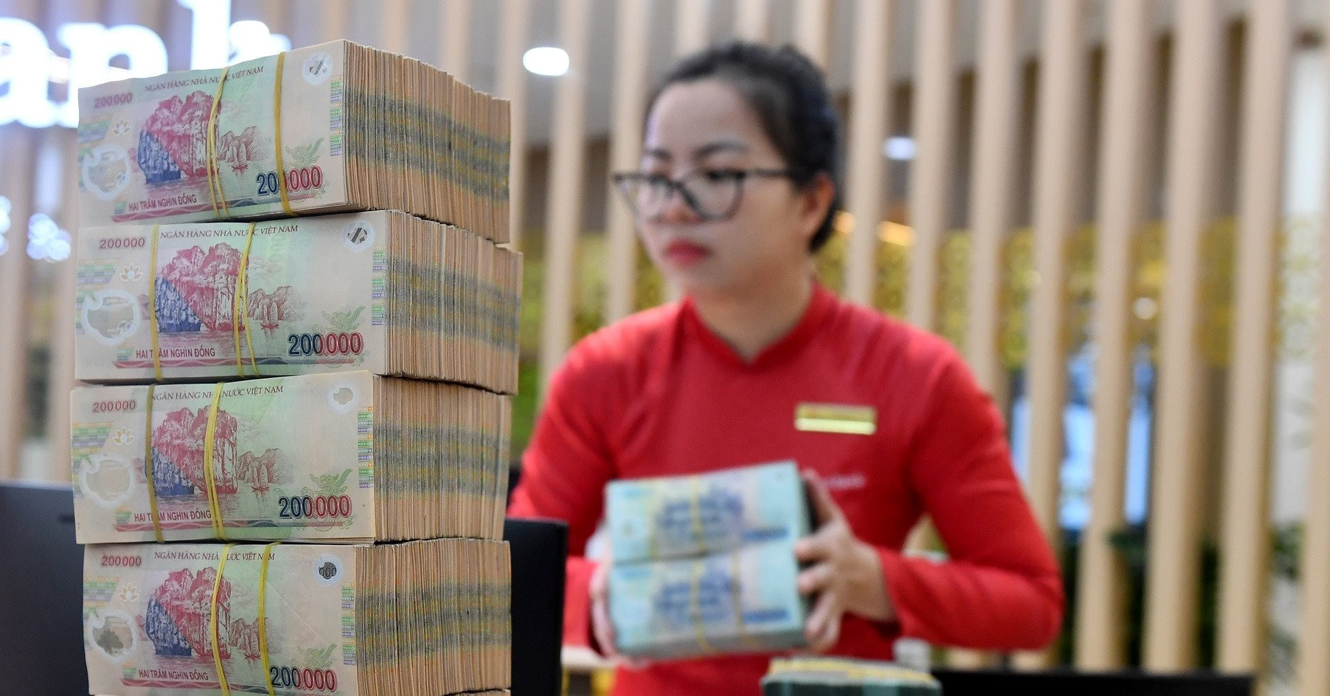Tài chính tuần qua: Ngân hàng khát thanh khoản, nhiều công ty bất động sản bị xử phạt liên quan đến trái phiếu