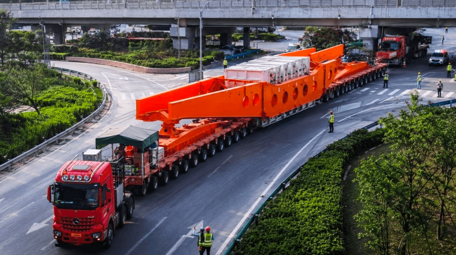 Phát hiện đoàn xe tải Trung Quốc ‘dính liền nhau’ dài gần 100 mét, liên tục di chuyển với tốc độ 5km/h, đang thực hiện nhiệm vụ đặc biệt