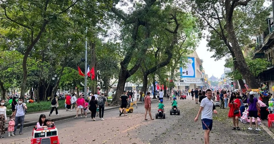 Từ 1/7, người dân có hộ khẩu thường trú tại Hà Nội thuộc nhóm này được miễn phí 100% khoản phí đặc biệt