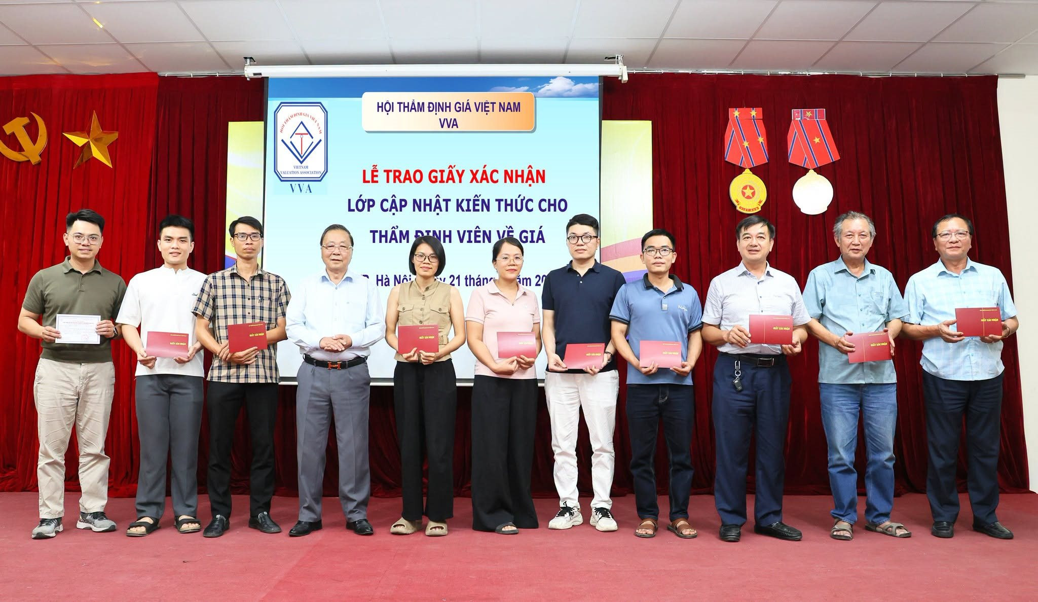 Bế giảng lớp cập nhật kiến thức về thẩm định giá CNKT2026.07 tại Hà Nội