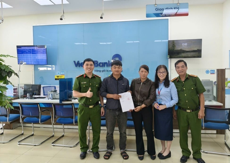 Công an tiến hành xác minh một giao dịch chuyển khoản hơn 100 triệu đồng từ tài khoản VietinBank