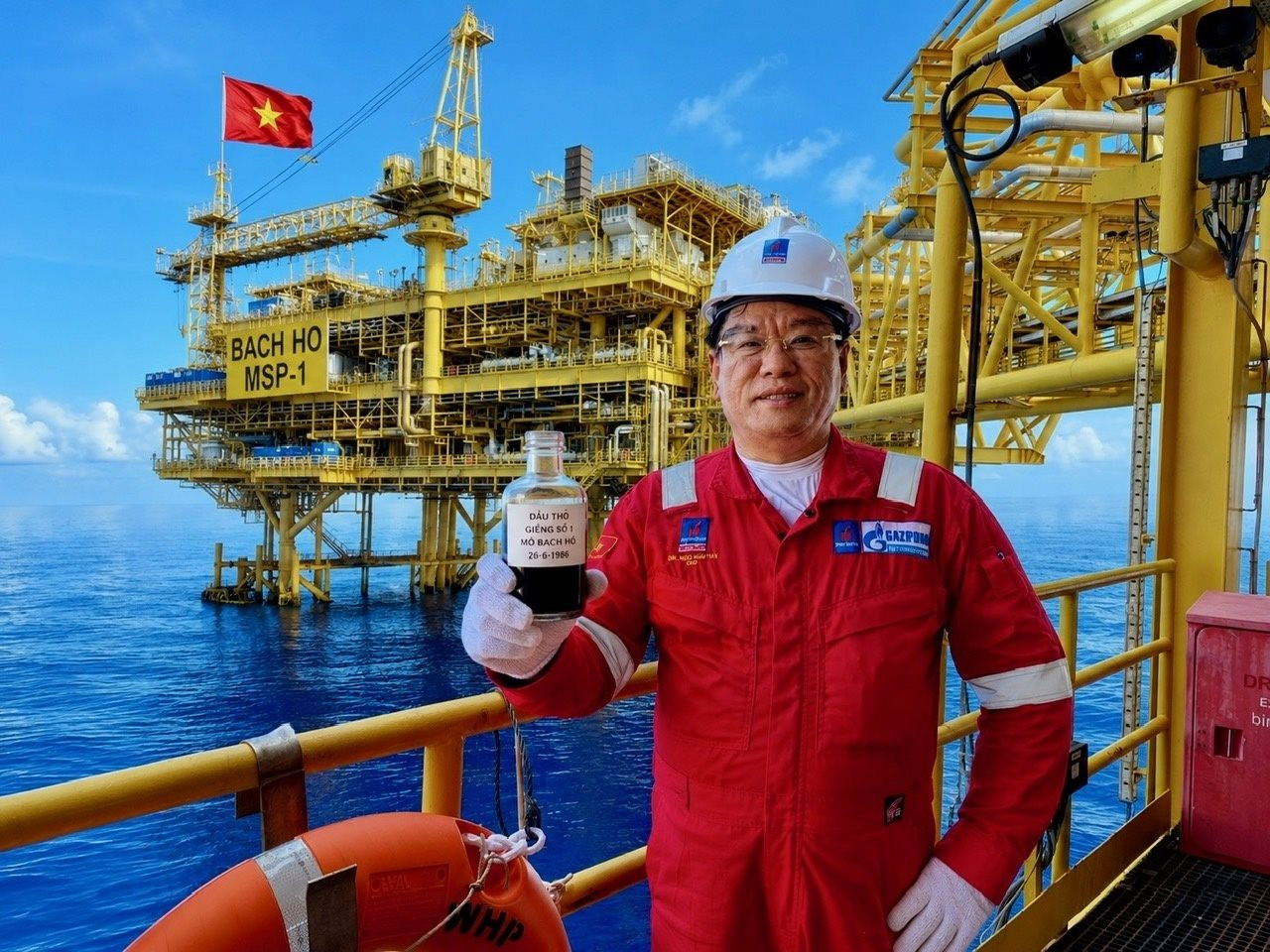 Chai dầu đen xì, đặc quánh trên bàn làm việc Tiến sĩ Ngô Hữu Hải được lưu giữ qua 4 thập kỷ