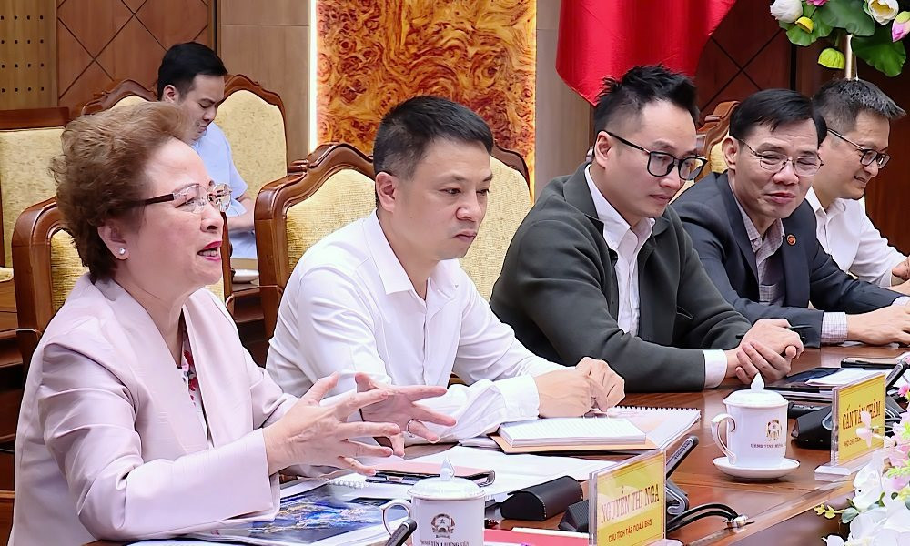 ba-nguyen-thi-nga-chu-tich-tap-doan-brg-cung-cac-thanh-vien-tap-doan-tai-buoi-lam-viec_(1).jpeg