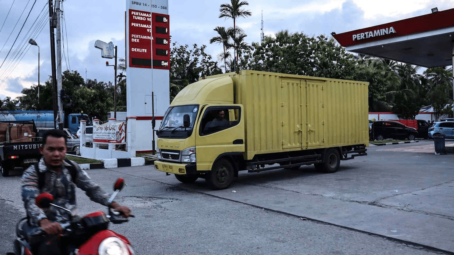 Xếp hàng 10 tiếng chưa chắc đã đổ được xăng, mất điện triền miên cả tuần: Chuyện gì đang diễn ra tại nền kinh tế lớn nhất Đông Nam Á?