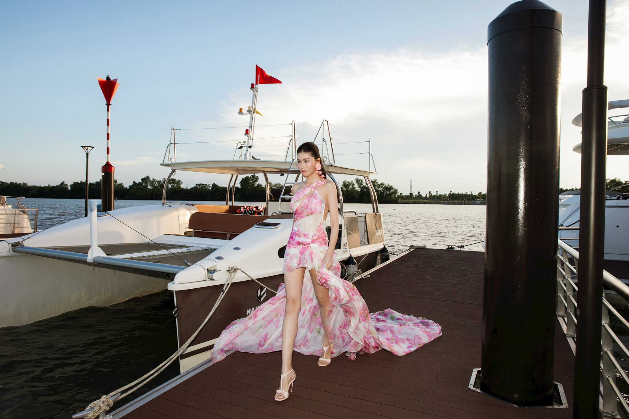 khung-canh-ben-thuyen-tai-marina-club-bat-tron-ve-dep-cua-do-thi-dao-elyse-island-trong-mot-chieu-hoang-hon.jpg