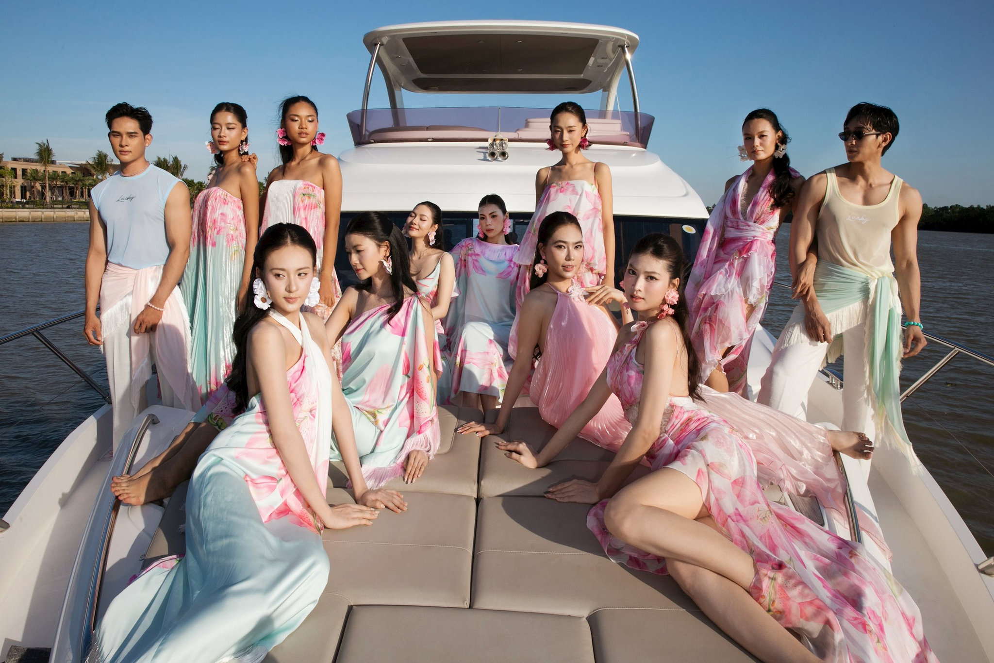 nhung-nguoi-mau-trong-thiet-ke-tu-bst-_day-dua_-cua-ntk-adrian-anh-tuan-trai-nghiem-du-thuyen-trong-su-kien-ra-mat-marina-club..jpg